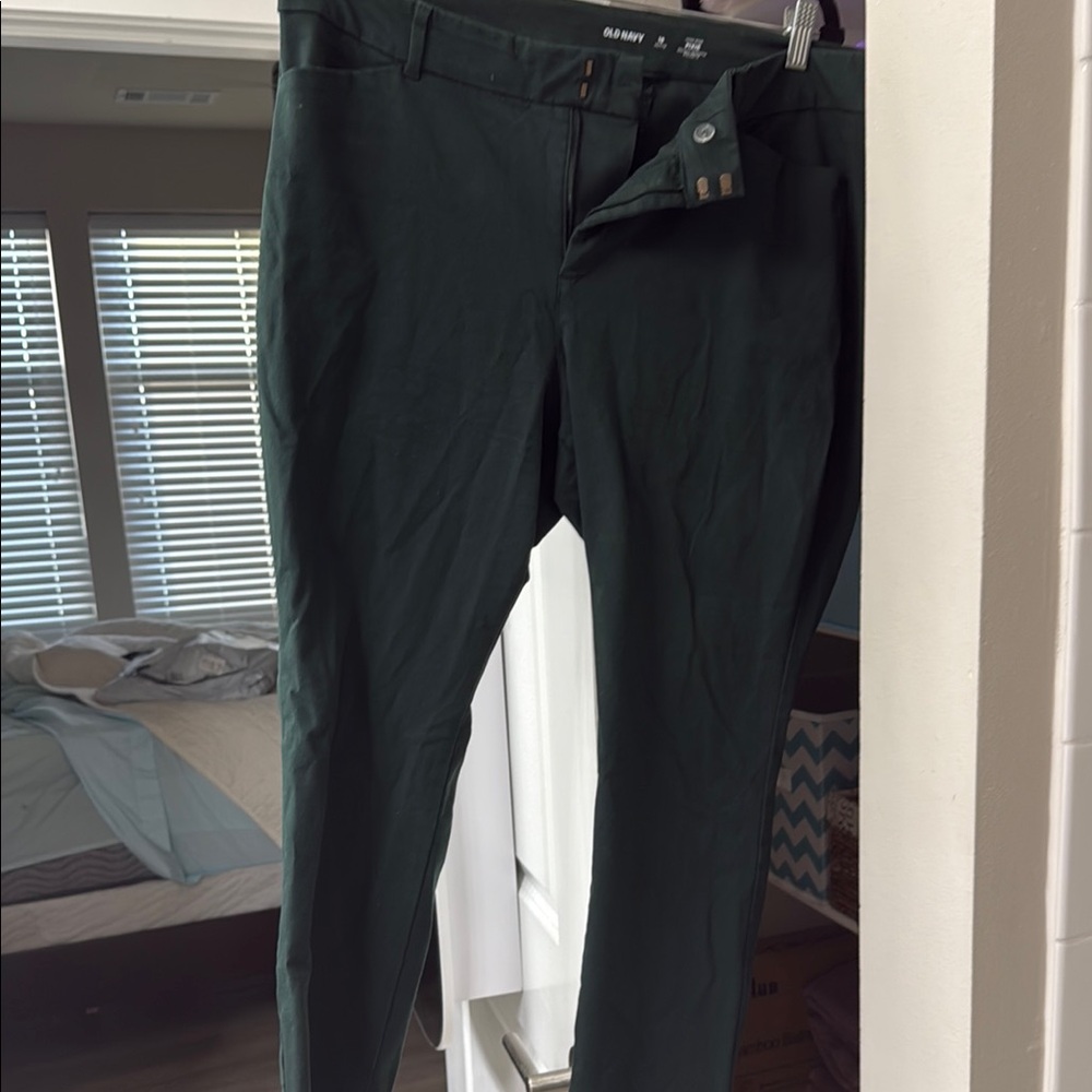 Old Navy Green Ankle Cropped Pants with Smooth Fabric and Tailored Look